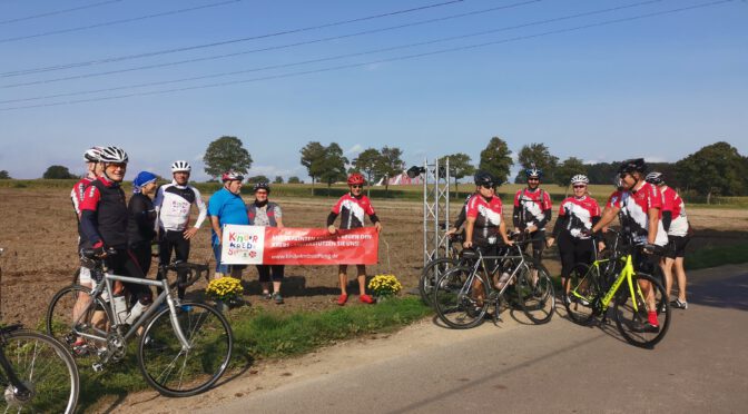 Kilometer für Kinder 24 h. Die Radfahrer haben sich aufgestellt