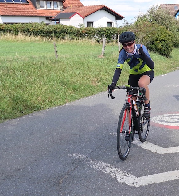 Steffi auf dem Rad an der 2. Kontrolle nach einem bis zu 21 % Anstieg