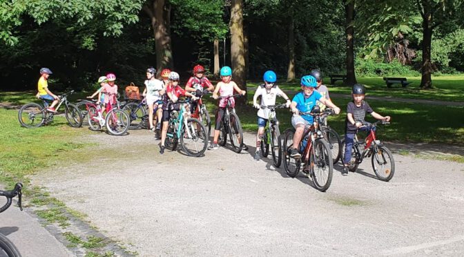 Kids auf Radtour in die Natur
