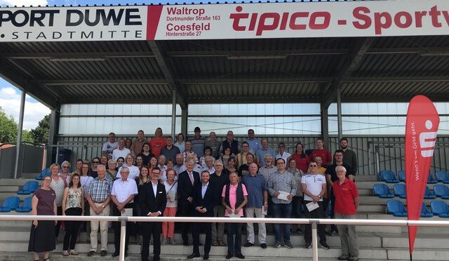 Sparkasse verteilt Spenden an Waltroper Vereine - Gruppenfoto