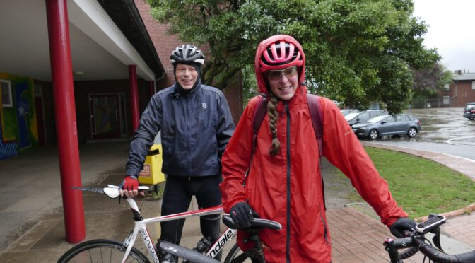 Fahrradfahrer*innen bei der Herbst-RTF trotzen dem regnerischen Wetter