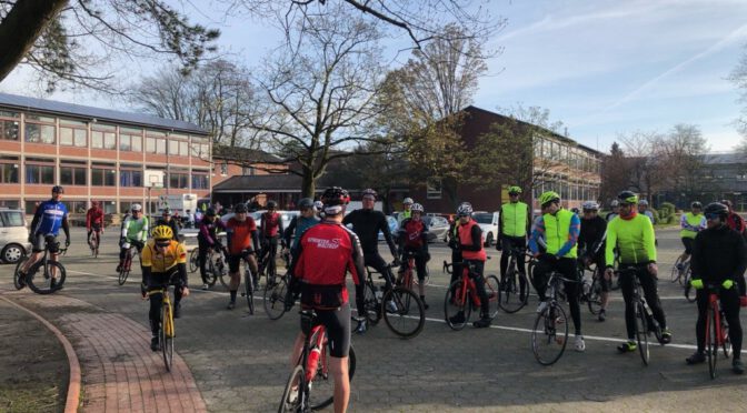 RC Sprinter Waltrop Oster RTF Dennis erklärt die geführte 111 km Gruppentour am Start in Waltrop