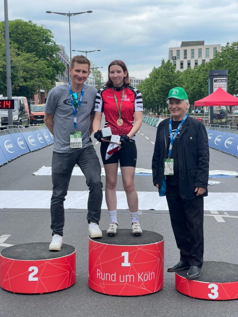 Siegerehrung: Platz 1 für Meike Stein bei Rund um Köln