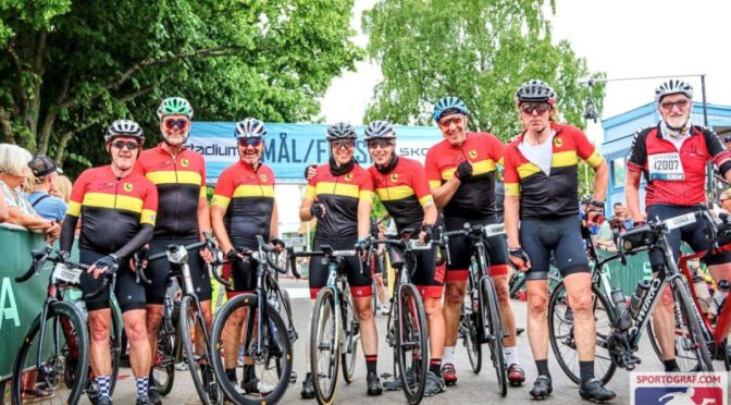 Gruppe von Radsportlern auf der Vätternrundan in Schweden