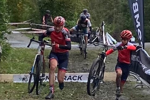 Mit den Crossrädern im Gelände: Maxime Ben Djemia rechts, Martin Stein links (Rennen U17 und Männer Hobby 50)