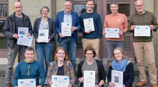 Die Akteure von „Berufe rund ums Rad“ präsentieren ihre Urkunden zu der Thematik „Der deutsch-französische Arbeitsmarkt und die Beschäftigungsfähigkeit der Jugend