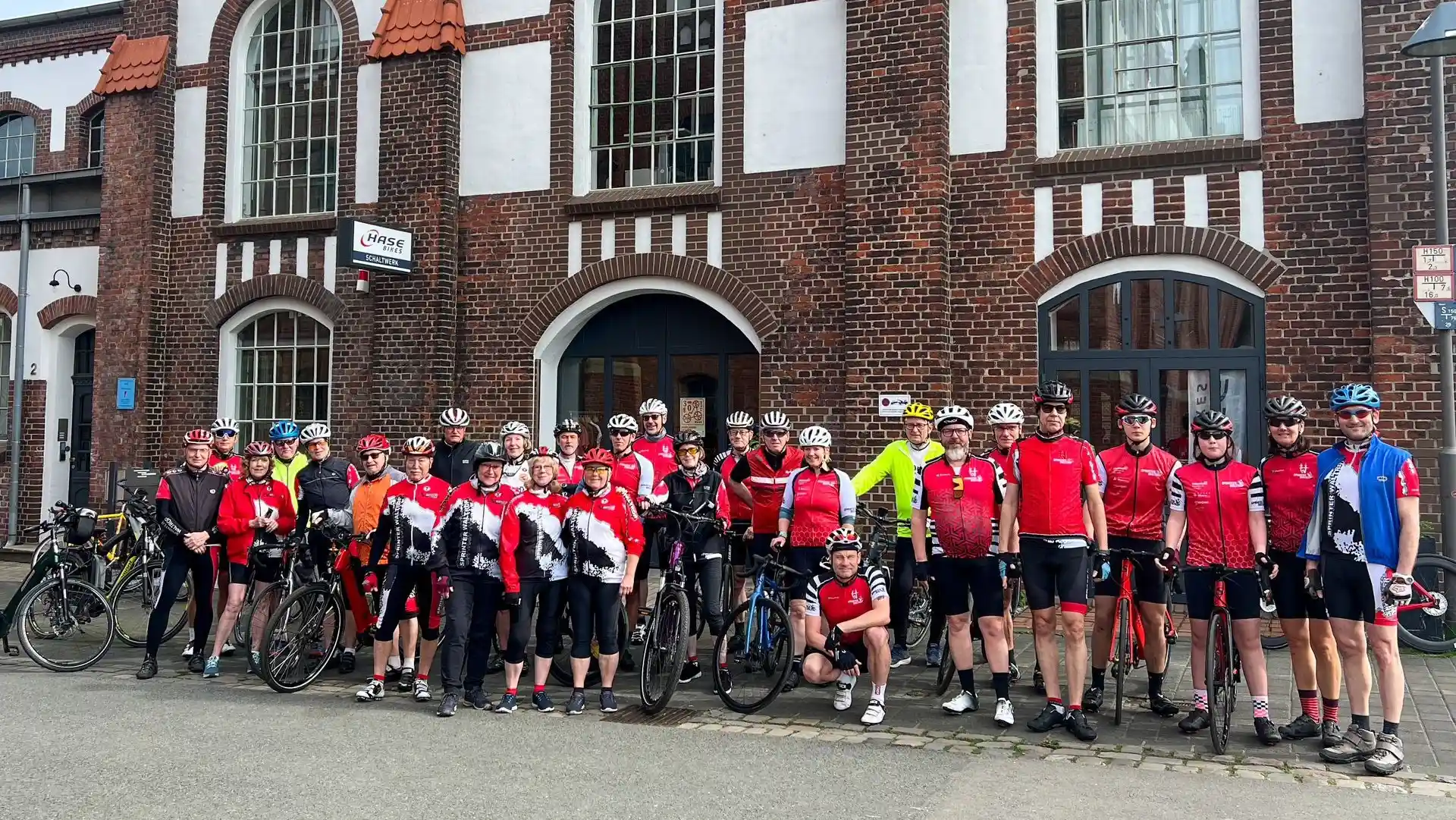 Der RC Sprinter Waltrop startet in die RTF-Saison. Die Radfahrer stehen einer Gruppe vor dem Schaltwerk von Hase Bikes Waltrop