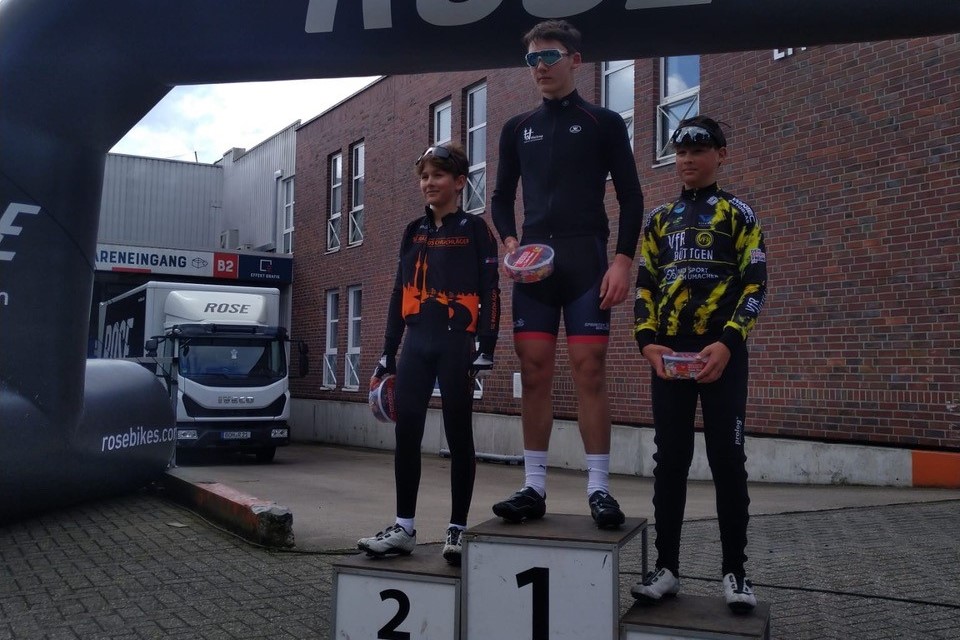 Radrennfahrer Alois Klomfaß auf dem 1. Platz im U15-Rennen in Bochholt am 21.04.2024