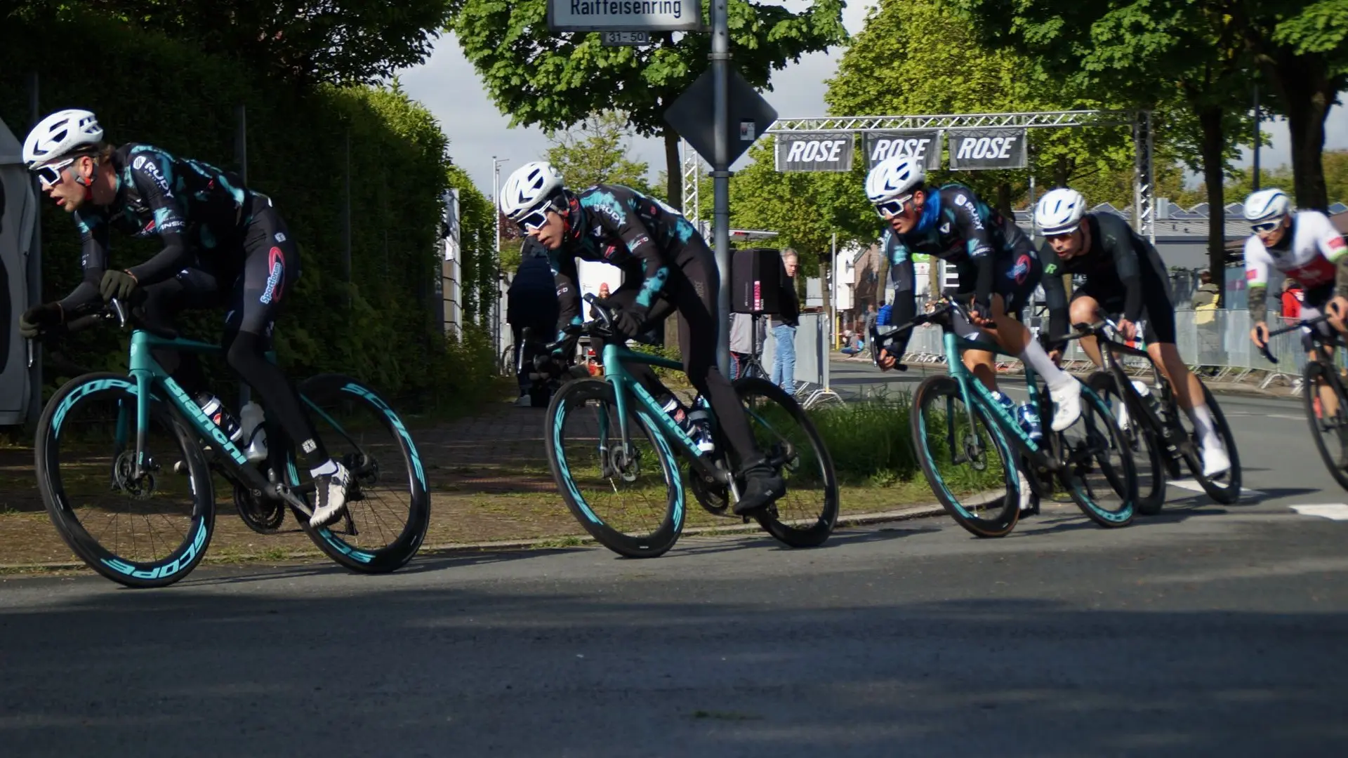 Radrennfahrer Jan Albrecht auf dem 2. Platz im Rundstreckenrennen über 50 Runden, 65 km, in Bochholt am 21.04.2024