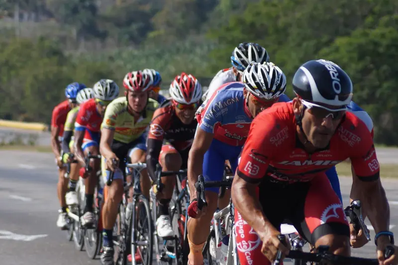 Eine Gruppe von Radsportlern beim Straßenradrennen - Foto von suloka bei Pixabay
