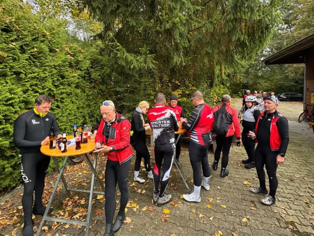 RC Sprinter Waltrop - die Radsportler bekommen eine Stärkung nach dem Abradeln zur Halde Hoheward