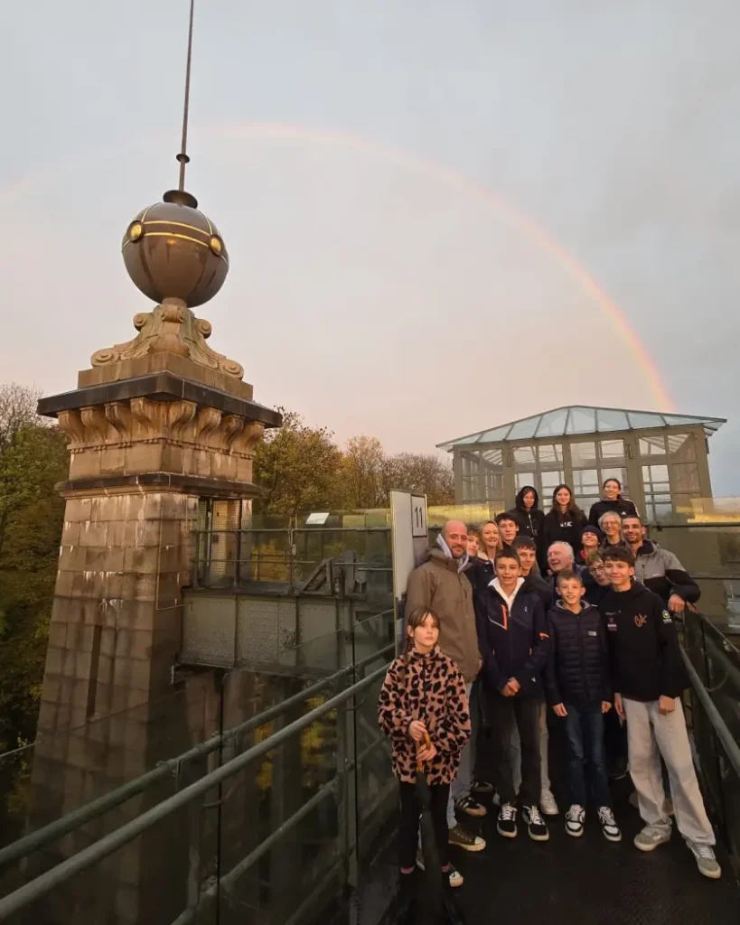 RC Sprinter Waltrop und der Velo Club de Saint-Omer - eine Gruppe von Radsportlern auf dem historischen Schiffshebewerk in Henrichenburg