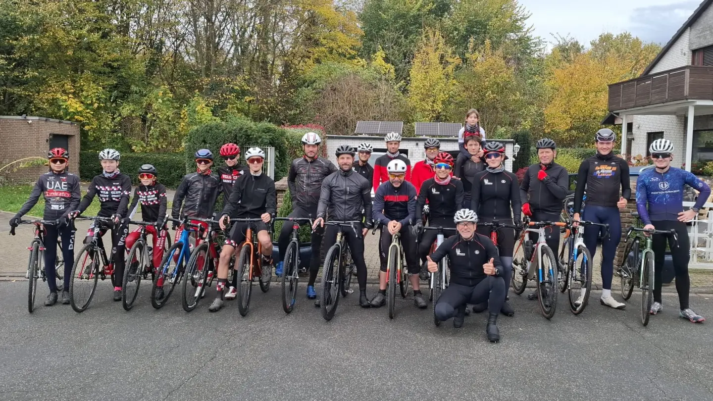 RC_Sprinter-Waltrop_Velo_Club_de_Saint-Omer_POCO_CycloCross_20251102 RC Sprinter Waltrop und der Velo Club de Saint-Omer - eine Gruppe von Radsportlern vor der Abfahrt