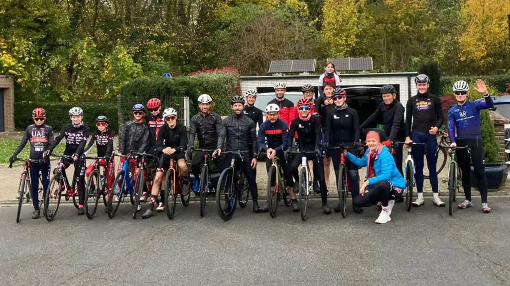 RC Sprinter Waltrop und der Velo Club de Saint-Omer - eine Gruppe von Radsportlern vor der Abfahrt