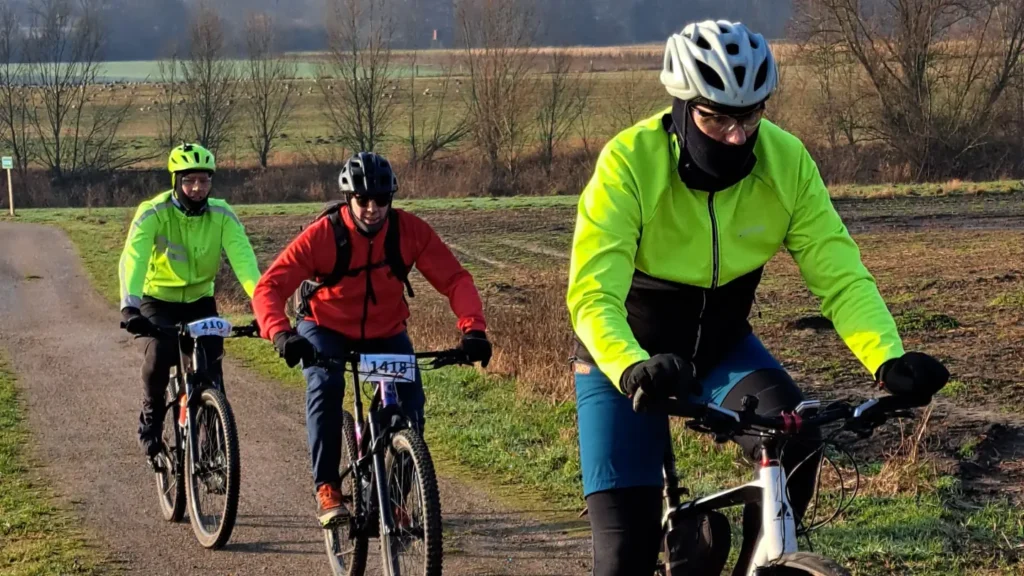 RC Sprinter Waltrop WWBT CTF 2026 - Radsportler auf einem Feldweg an der Lippe