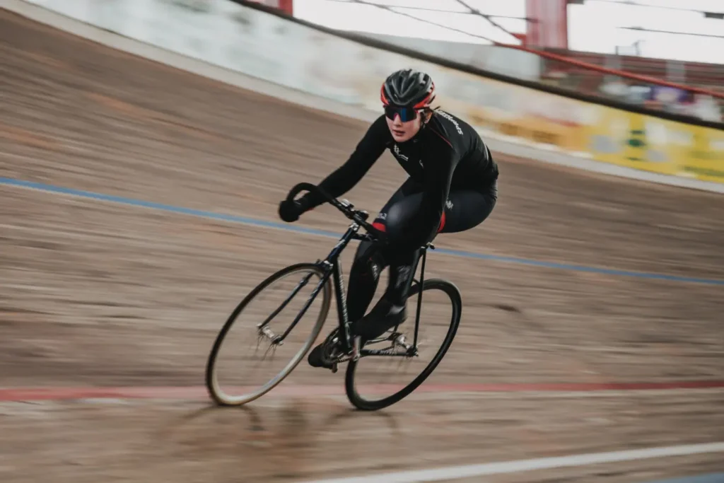 Antonia Klomfaß trainiert auf der Radrennbahn in Büttgen