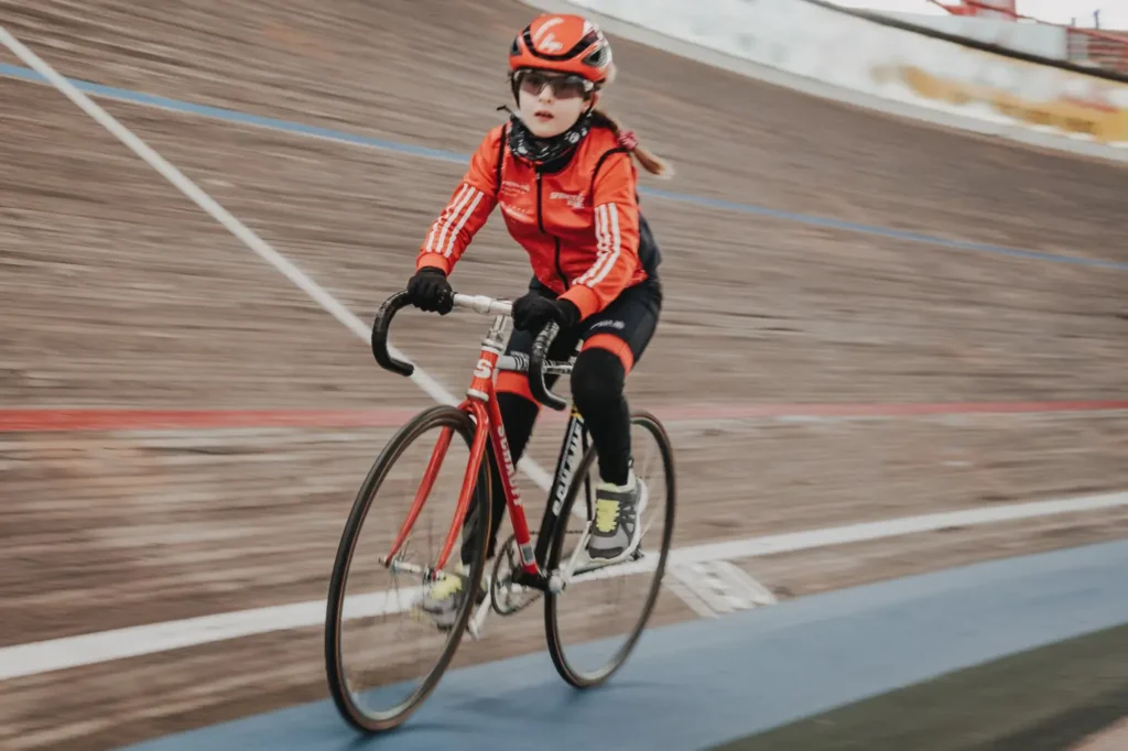 Hermine Klomfaß trainiert auf der Radrennbahn in Büttgen